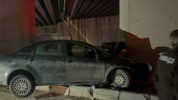 Eskişehir'de Otomobil K&ouml;pr&uuml;n&uuml;n Kolonuna Saplandı