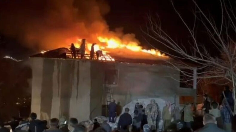 Evin &Ccedil;atısı Alevler İ&ccedil;inde, K&ouml;yl&uuml;ler Su Taşıyarak M&uuml;dahale Etti