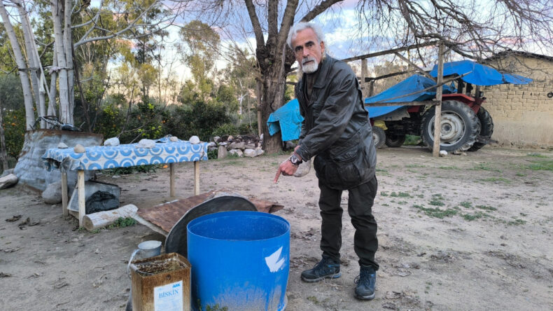Evini yıktılar, bıraktılar: Suyu bile g&uuml;neşte ısıtıyor