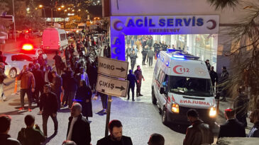 Evinin &Ouml;n&uuml;nde Hayatını Kaybetti