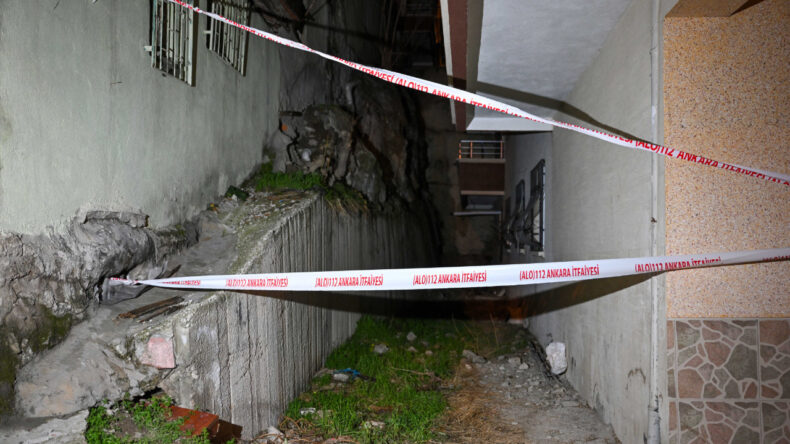 Evlerine Giremeyenler, Sokakta Ateş Başında Bekliyor