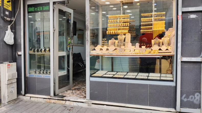 Ey&uuml;psultan'da Kuyumcu Soygunu: İşletme Sahibi Yaralandı