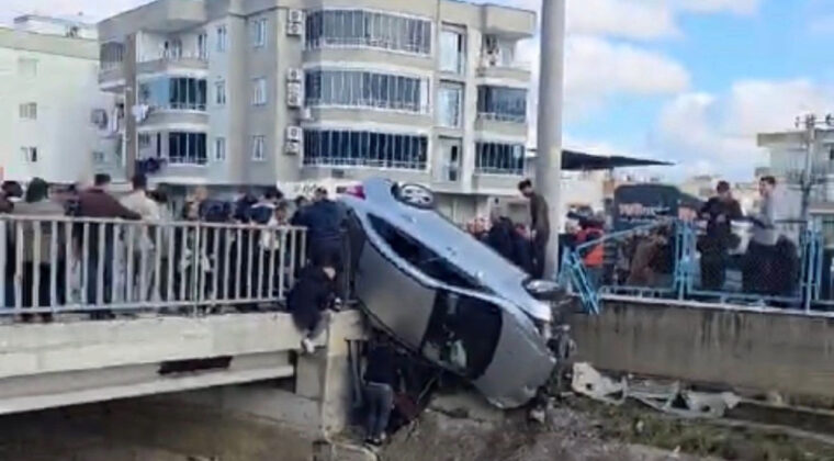 Faciadan d&ouml;n&uuml;ld&uuml;: Otomobil korkuluklarda asılı kaldı