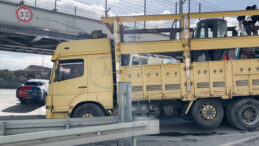 Fatih'te TIR, &Uuml;st Ge&ccedil;ide &Ccedil;arptı