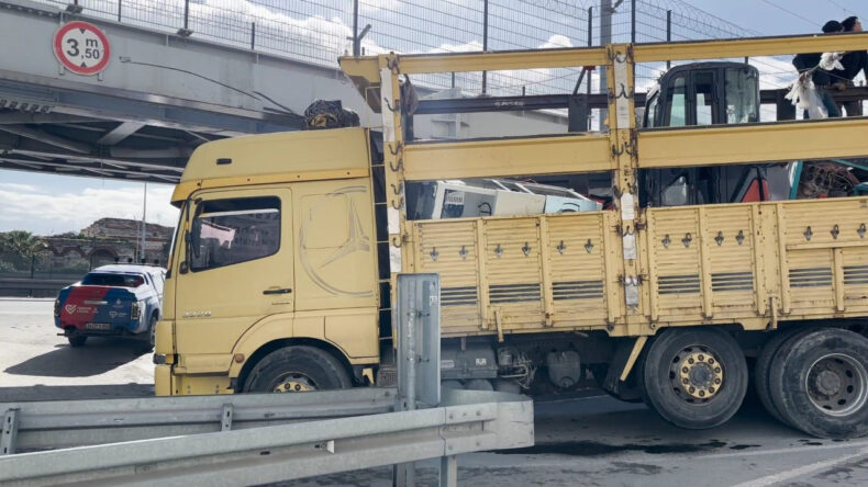 Fatih'te TIR, &Uuml;st Ge&ccedil;ide &Ccedil;arptı