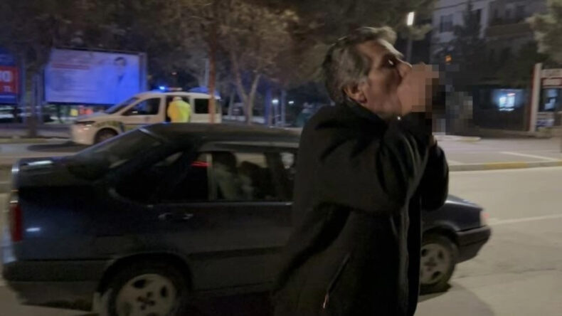 Gazeteciye El Sallayıp Y&uuml;z&uuml;ne T&uuml;k&uuml;rd&uuml;
