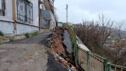 Gece Yağan Yağmur Sabah Yolu &Ccedil;&ouml;kertti