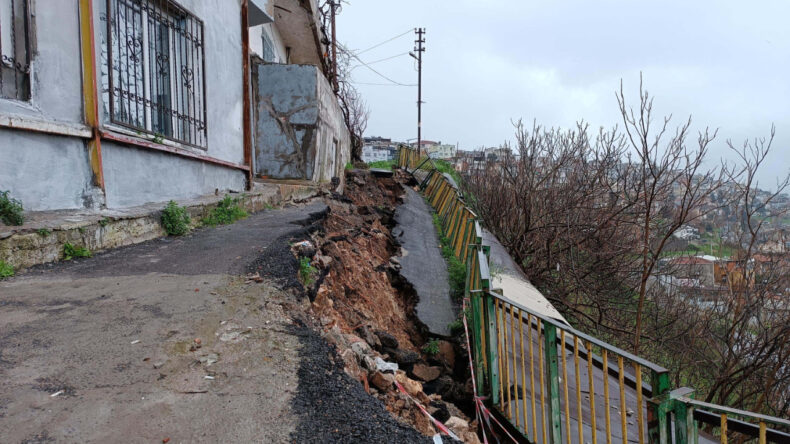 Gece Yağan Yağmur Sabah Yolu &Ccedil;&ouml;kertti