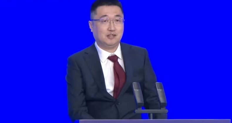 Gizemli Milyarder G&uuml;n Y&uuml;z&uuml;ne &Ccedil;ıktı