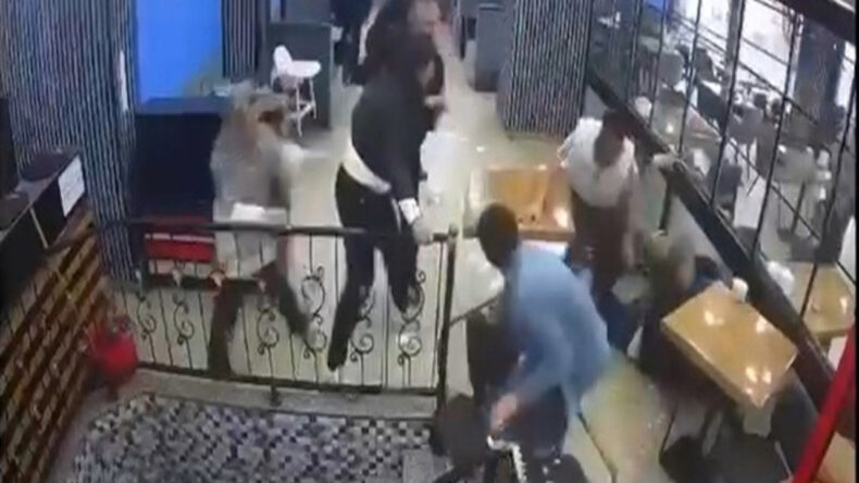 G&ouml;zaltına Alındılar, Aralarındaki Para ile Serbest Kaldılar