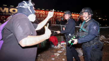 The Guardian: ICE, Microsoft'un &uuml;r&uuml;nlerini yoğun olarak kullanıyor