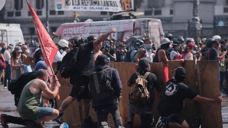 Halk Sokağa &Ccedil;ıktı: Yeni &Ccedil;alışma Reformu Yasa Tasarısı Tepki Topladı
