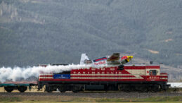 Hareket Halindeki Trene U&ccedil;akla İniş ve Tekrar Kalkış Başarıyla Ger&ccedil;ekleştirildi!
