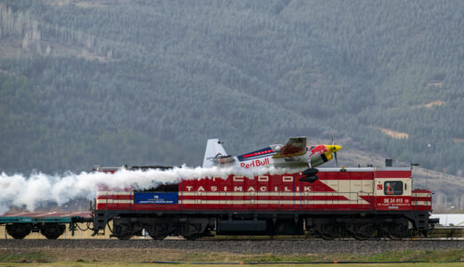 Hareket Halindeki Trene U&ccedil;akla İniş ve Tekrar Kalkış Başarıyla Ger&ccedil;ekleştirildi!