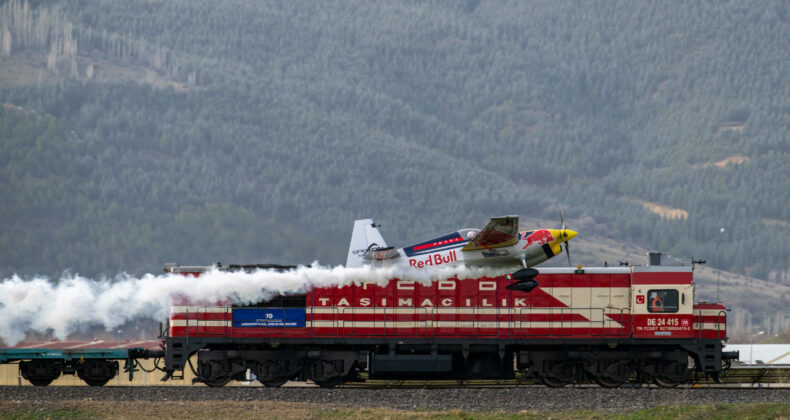 Hareket Halindeki Trene U&ccedil;akla İniş ve Tekrar Kalkış Başarıyla Ger&ccedil;ekleştirildi!