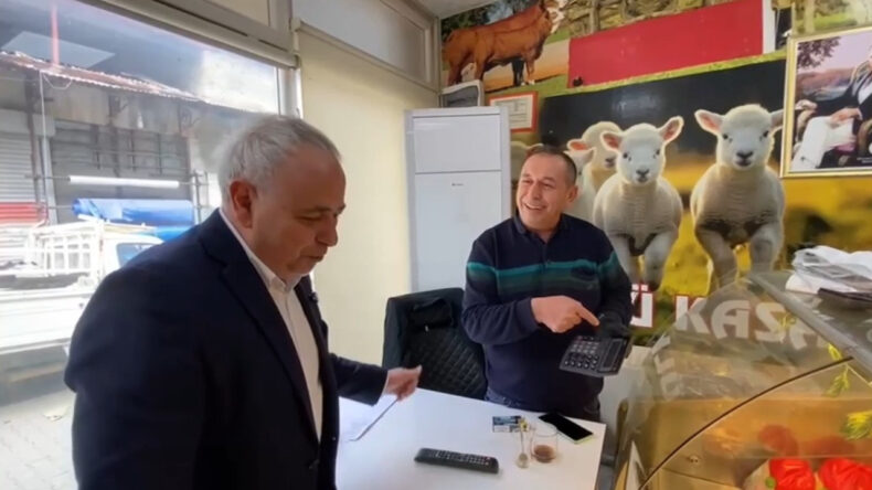 Hesap sırasında d&uuml;kkana girdi: Bir tek &Ouml;zg&uuml;r &Ouml;zel yapıyor sanıyordum