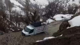 Heyelan 4 K&ouml;y&uuml;n Yolunu Kapattı