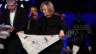 Hillary Clinton, Trump Y&ouml;netimini Su&ccedil;ladı: "&Ouml;rtbas Ediyorsunuz!"