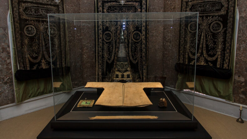 Hırka-i Şerif İstanbul'da Ziyarete A&ccedil;ıldı