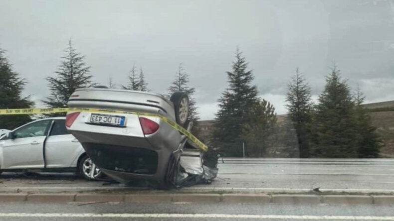 İki Ara&ccedil; &Ccedil;arpıştı: 1 Kişi Hayatını Kaybetti, 1 Kişi Yaralandı
