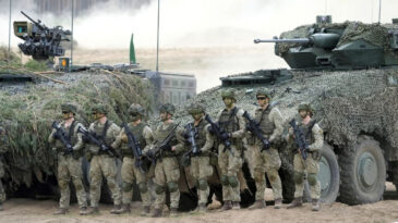 İngiltere ve Almanya'dan Birlikte 'Yeniden Silahlanma' &Ccedil;ağrısı