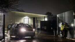 İngiltere'de Cami &Ouml;n&uuml;nde Bı&ccedil;aklı Saldırı: 1 &Ouml;l&uuml;, 2 Yaralı