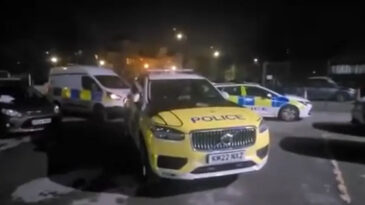 İngiltere'de Teravih Namazına Baltalı ve Bı&ccedil;aklı İki Kişi Girdi