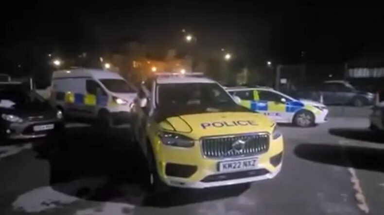 İngiltere'de Teravih Namazına Baltalı ve Bı&ccedil;aklı İki Kişi Girdi