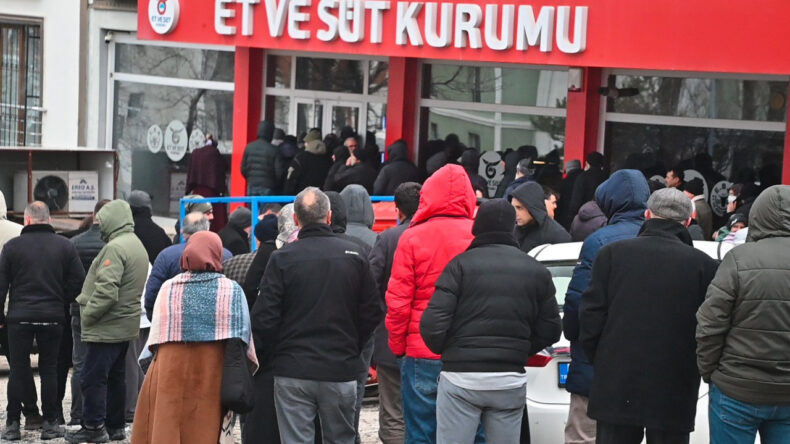 İnsanlar Konuşmadı, Y&uuml;zlerini Gizledi, Saatlerce Kuyrukta Bekledi