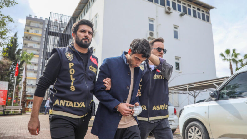 İnternetten Tanışan İki Gen&ccedil; Arasında Kanlı Kavga: Cani Gencin Telefonu Foseptiğe Atıldı