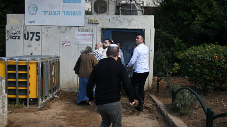 İsrail'de Patlama Sesleri ve Siren Alarmları Y&uuml;kseldi