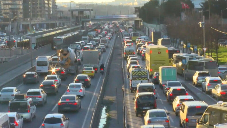 İstanbul'da İlk İftar &Ouml;ncesi Trafik Yoğunluğu Y&uuml;zde 85'e Y&uuml;kseldi