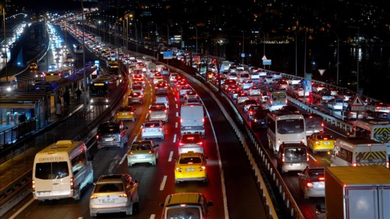 İstanbul'da Trafik Sorunu B&uuml;y&uuml;yor