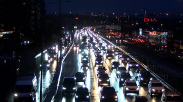 İstanbul'da Trafik Tıkanıklığı Yaşanıyor