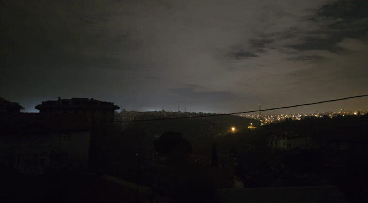 İstanbul'un İki İl&ccedil;esi Karanlığa G&ouml;m&uuml;ld&uuml;