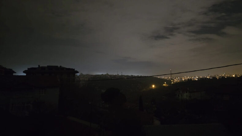 İstanbul'un İki İl&ccedil;esi Karanlığa G&ouml;m&uuml;ld&uuml;