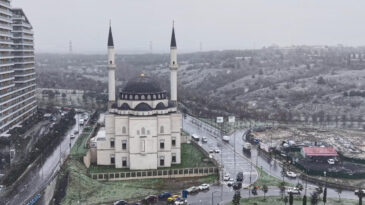 İstanbul&rsquo;da Kar Yağışı Başladı: AKOM&rsquo;dan Peş Peşe Uyarı, 3 Dereceye Kadar D&uuml;şecek