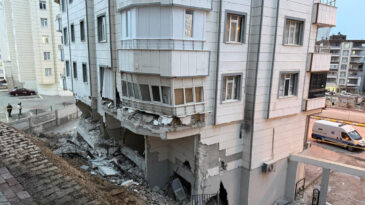 İstinat Duvarı &Ccedil;&ouml;kt&uuml;, Bina Boşaltıldı