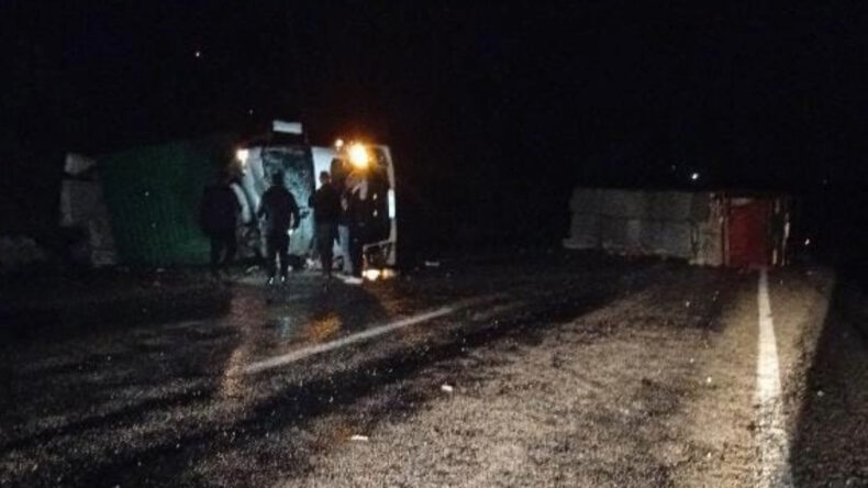 İtfaiye Aracı, Yardıma Gittiği TIR'a Çarptı: 1’i Ağır 2 Yaralı