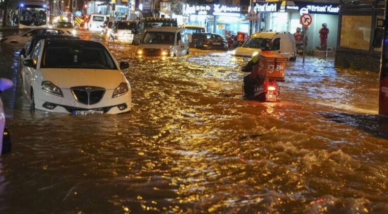 İzmir i&ccedil;in ardı ardına sağanak yağış ve fırtına uyarısı