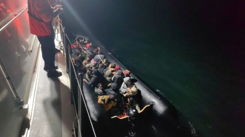 İzmir kıyılarında 59 g&ouml;&ccedil;men kurtarıldı