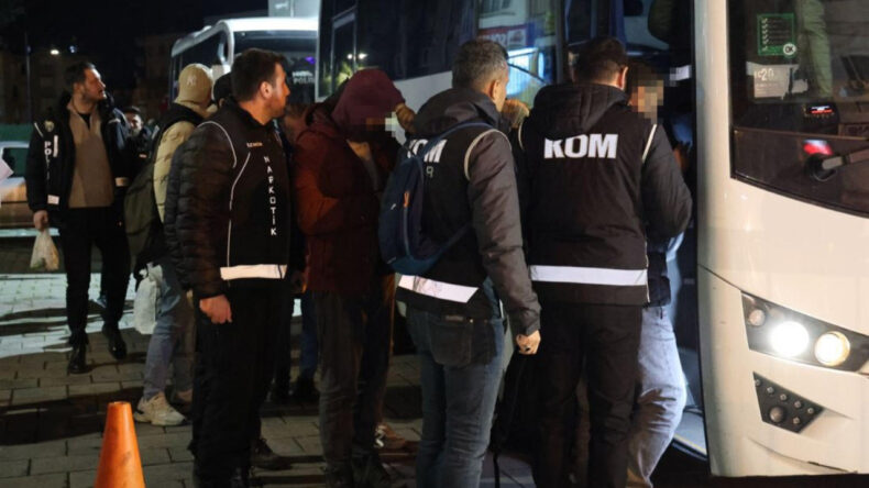 İzmir'de Buca Belediyesine Y&ouml;nelik R&uuml;şvet Soruşturması: 26 Ş&uuml;pheli Adliyeye Sevk Edildi