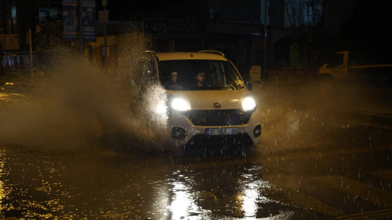 İzmir'de Sokaklar G&ouml;l Oldu