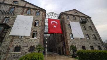 İzmir'deki Bina Tartışmaları: Atat&uuml;rk İmzalı Kararname Asıldı