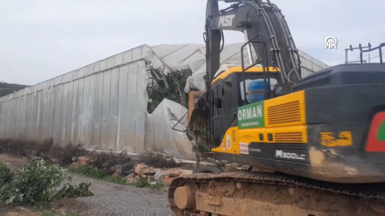 Ka&ccedil;ak Yapılar Ormanda Yıkılıyor