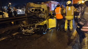 Kadık&ouml;y'de Seyir Halindeki Ara&ccedil; Alev Aldı