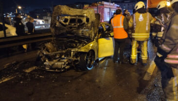 Kadık&ouml;y'de Seyir Halindeki Ara&ccedil; Alev Aldı