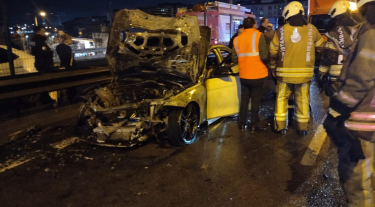 Kadık&ouml;y'de Seyir Halindeki Ara&ccedil; Alev Aldı