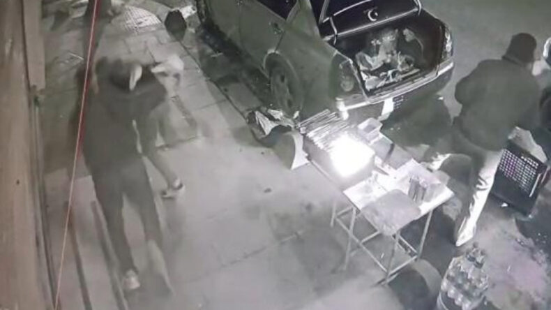 Kaldırımda Oturanlara A&ccedil;ılan Ateş