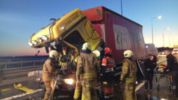 Kamyon TIR&rsquo;a Arkadan &Ccedil;arptı: S&uuml;r&uuml;c&uuml; Sıkıştı